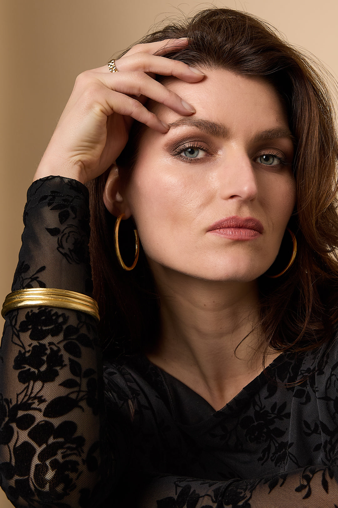 Elara Bangle Bracelet in gold, 6 mm wide, made of stainless steel with PVD coating.