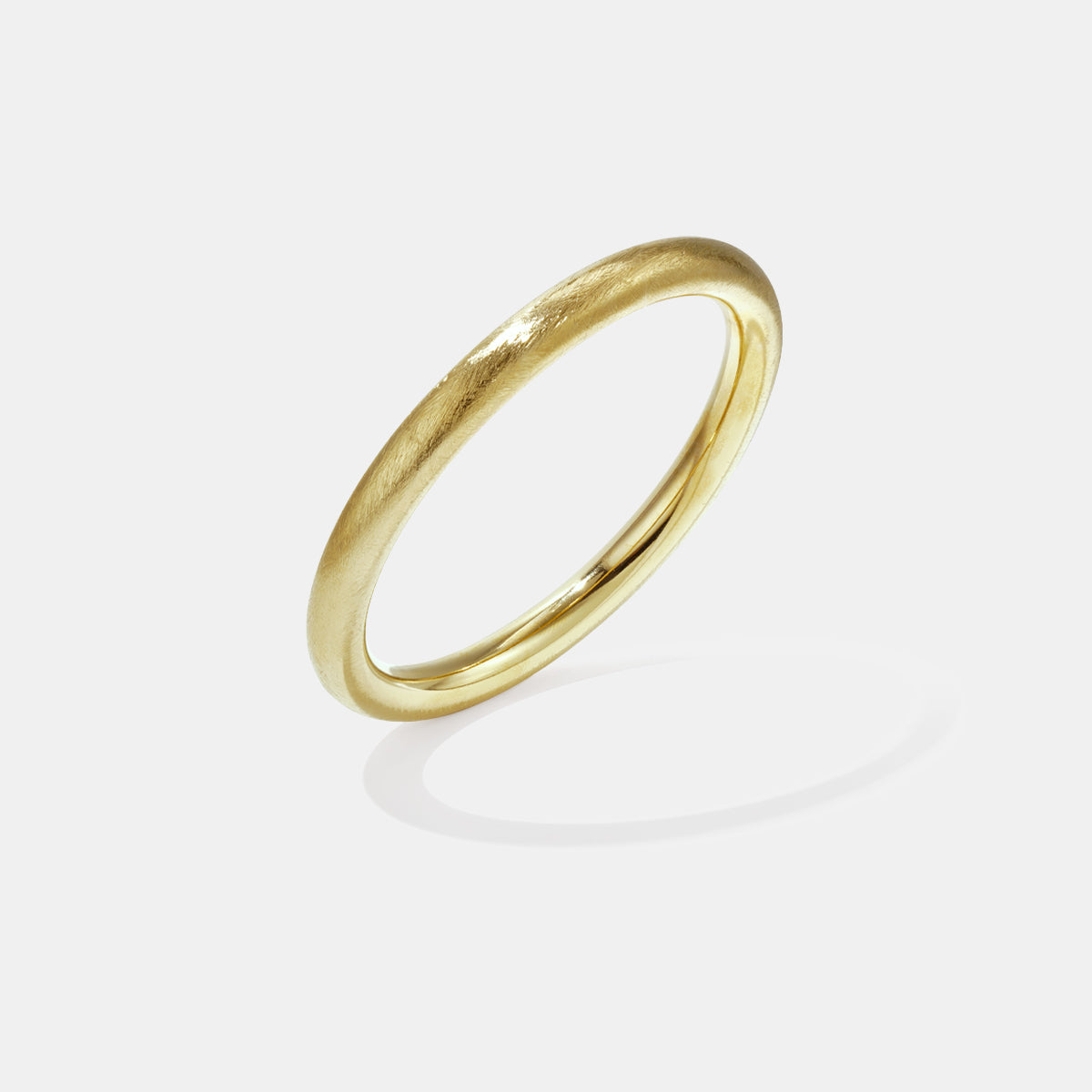Elara Bangle Bracelet in 8 mm, made of gold-colored stainless steel with a brushed finish.