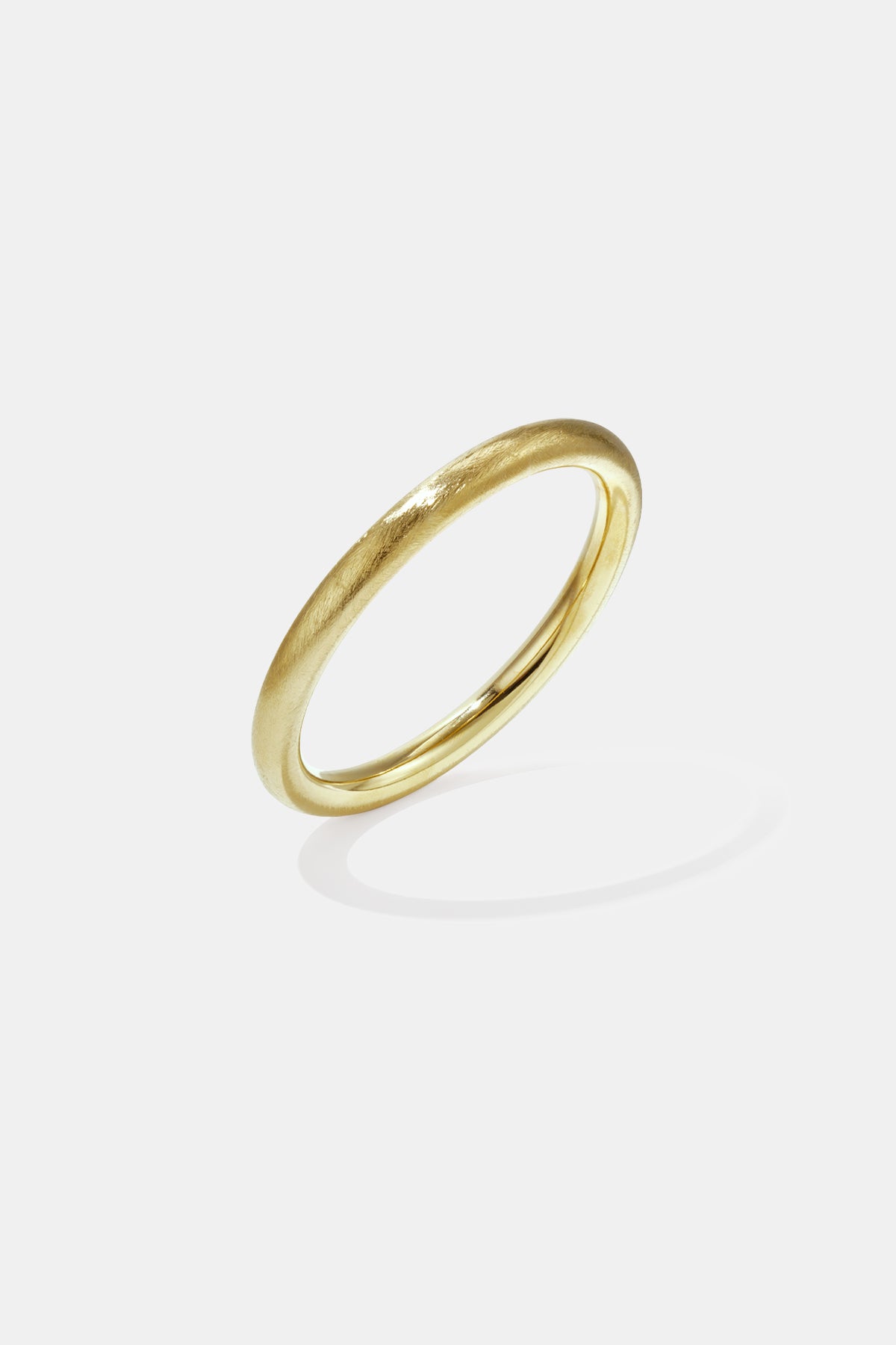 Elara Bangle Bracelet in 8 mm, made of gold-colored stainless steel with a brushed finish.